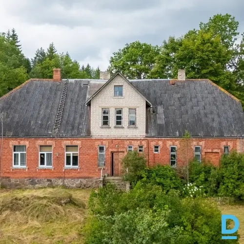 Pārdošanā pamatīga divstāvu māja ar 4.7 ha zemes gabalu pie Alūksnes.Māja celta 
