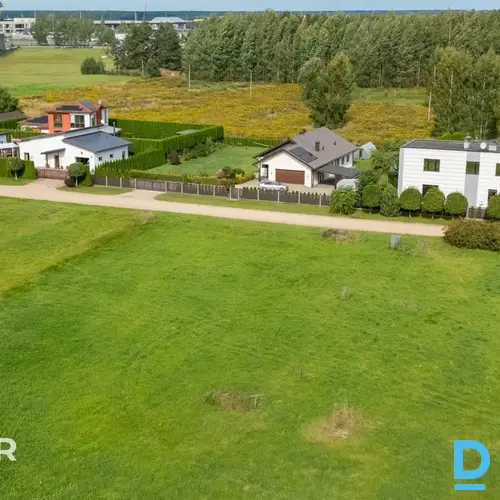Pārdošanā taisnas formas 1202 m² zemes gabals privātai apbūvei Mārupē.Zeme atrod