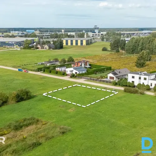Pārdošanā taisnas formas 1202 m² zemes gabals privātai apbūvei Mārupē.Zeme atrod