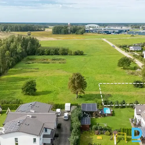Pārdošanā līdzens 1201 m² zemes gabals privātai apbūvei Mārupē.Zeme atrodas savr