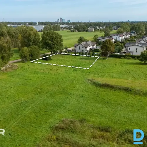 Pārdošanā līdzens 1201 m² zemes gabals privātai apbūvei Mārupē.Zeme atrodas savr