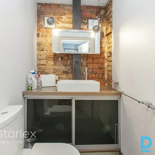 Gaišs mansarda birojs ar skatu uz Vecrīgu