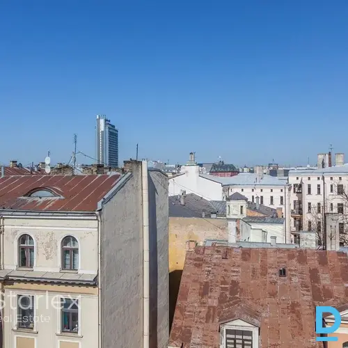 Gaišs mansarda birojs ar skatu uz Vecrīgu