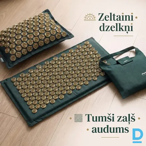 Tumši zaļš akupresūras paklājiņš ar spilvenu un zeltainiem dzelkņiem