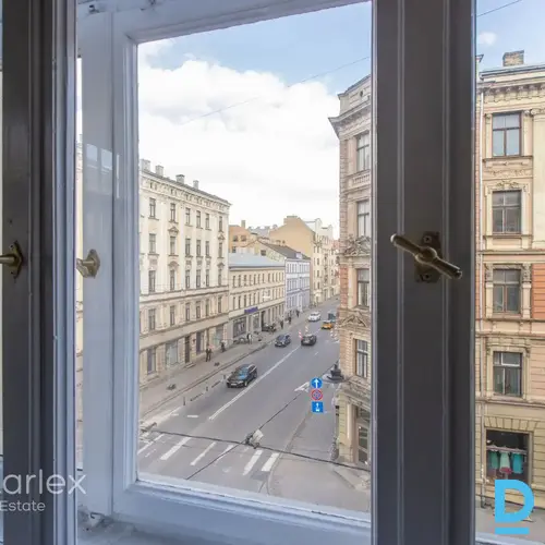 Dzīvokļi renovētā ēkā Rīgas centrā.