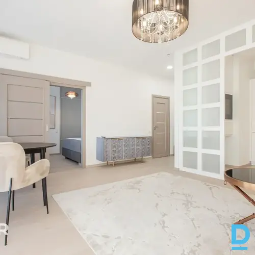 Pārdošanā elegants, gaumīgi iekārtots dzīvoklis prestižā dzīvojamajā kompleksā.D
