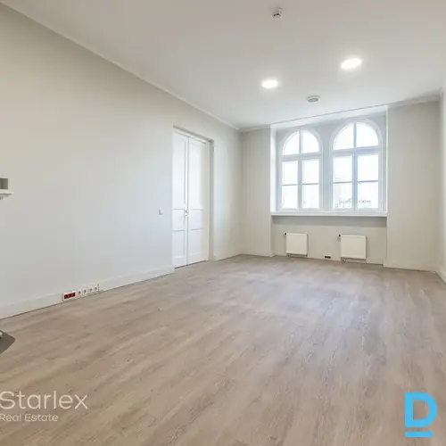 Reprezentabls birojs ar skatu uz Brīvības pieminekli pie Bastejkalna