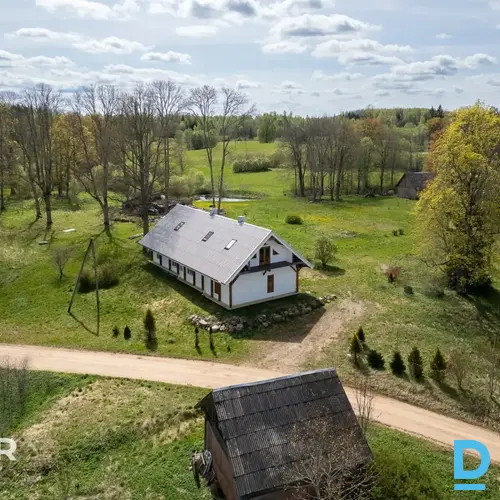 Pārdošanā kvalitatīvi būvēta 280 m² dzīvojamā ēka ar ainavisku 12.2 ha zemes gab