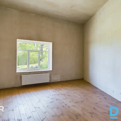Pārdošanā kvalitatīvi būvēta 280 m² dzīvojamā ēka ar ainavisku 12.2 ha zemes gab