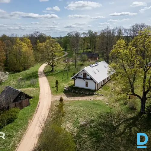 Pārdošanā kvalitatīvi būvēta 280 m² dzīvojamā ēka ar ainavisku 12.2 ha zemes gab