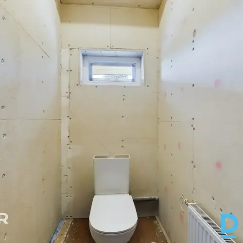 Pārdošanā kvalitatīvi būvēta 280 m² dzīvojamā ēka ar ainavisku 12.2 ha zemes gab