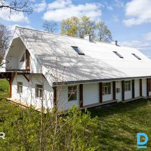 Pārdošanā kvalitatīvi būvēta 280 m² dzīvojamā ēka ar ainavisku 12.2 ha zemes gab