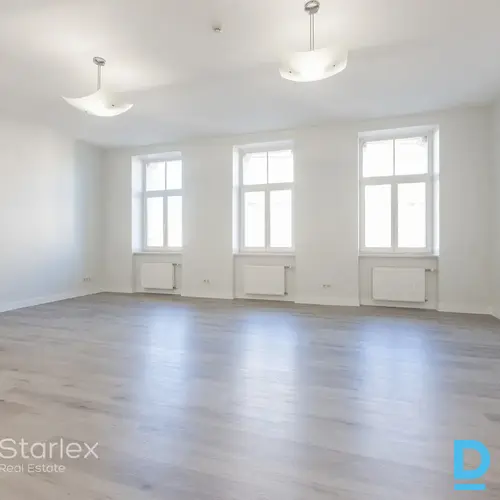 Gaišs birojs ar lielisku skatu Vecrīgā pretī Kempinski viesnīcai Gaišs birojs ar lielisku skatu Vecrīgā pretī Kempinski viesnīcai