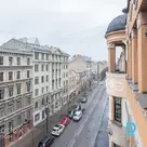 Квартира с балконом в башне с панорамными окнами и видом на церковь Гертруды, отреставрированное здание, центр Риги.