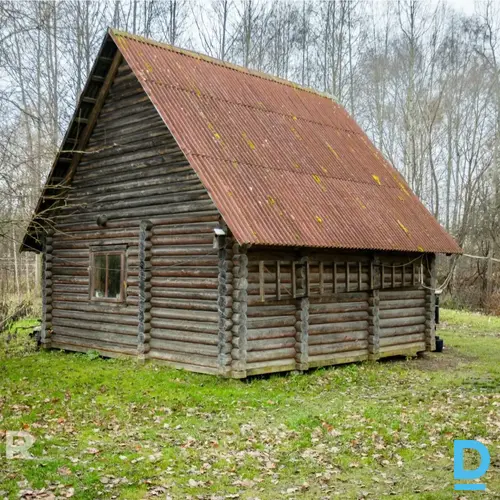 Pārdošanā plašs 3710 m² zemes gabals ar kompaktu koka guļbūvi Ogrē.Zeme atrodas 