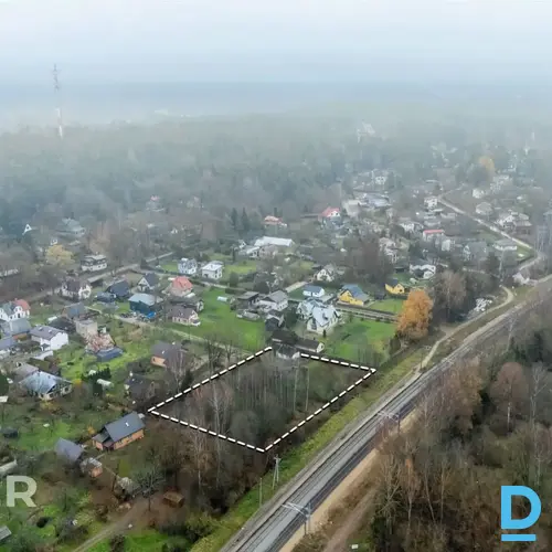 Pārdošanā plašs 3710 m² zemes gabals ar kompaktu koka guļbūvi Ogrē.Zeme atrodas 