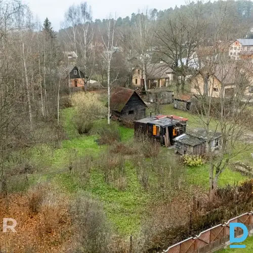 Pārdošanā plašs 3710 m² zemes gabals ar kompaktu koka guļbūvi Ogrē.Zeme atrodas 