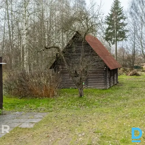 Pārdošanā plašs 3710 m² zemes gabals ar kompaktu koka guļbūvi Ogrē.Zeme atrodas 