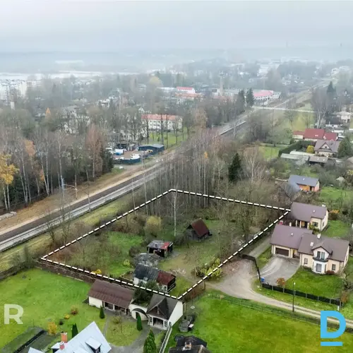 Pārdošanā plašs 3710 m² zemes gabals ar kompaktu koka guļbūvi Ogrē.Zeme atrodas 