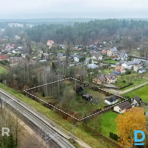Pārdošanā plašs 3710 m² zemes gabals ar kompaktu koka guļbūvi Ogrē.Zeme atrodas 