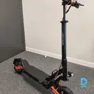 Piedāvā elektriskā skrejriteņa nomu.