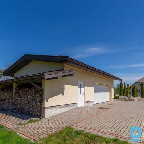 265.9 m² māja, 180 m² viesu māja, 173.8 m² pirts-guļbūve, 84.4 m² palīgēka, 3.77 ha zeme, Daugavmalas, Saulkalne, Salaspils pagasts, Salaspils novads, Latvija.  