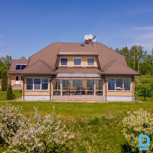 265.9 m² māja, 180 m² viesu māja, 173.8 m² pirts-guļbūve, 84.4 m² palīgēka, 3.77 ha zeme, Daugavmalas, Saulkalne, Salaspils pagasts, Salaspils novads, Latvija.  