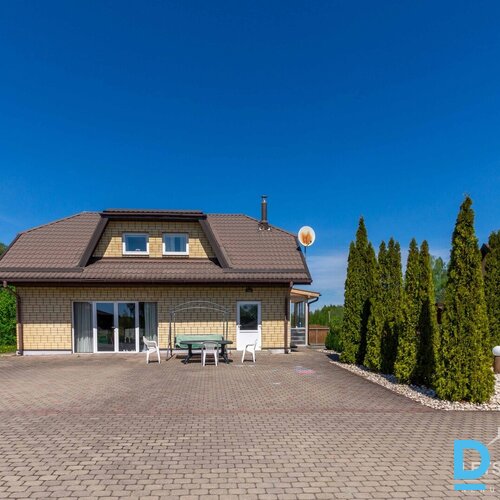 265.9 m² māja, 180 m² viesu māja, 173.8 m² pirts-guļbūve, 84.4 m² palīgēka, 3.77 ha zeme, Daugavmalas, Saulkalne, Salaspils pagasts, Salaspils novads, Latvija.  