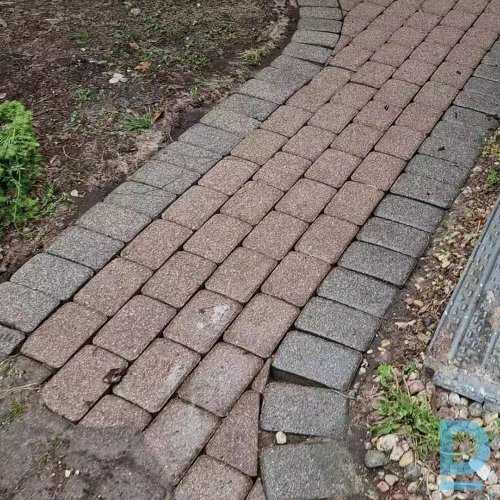 Tīrām fasādes, jumtus, bruģi, žogus, logus un citas virsmas