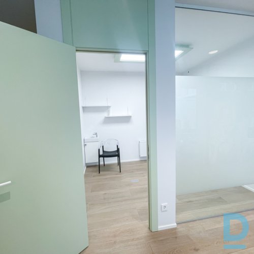 Izīrē kabinetu salonā