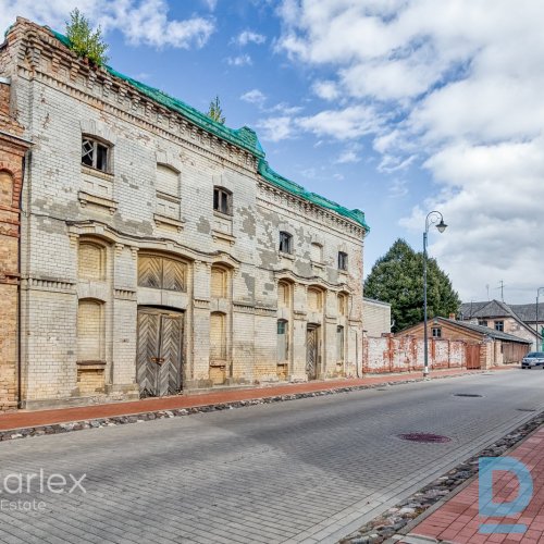 Vēsturiskajā Bauskas centrā pārdošanā alus darītavas deviņas ēkas uz 6428m² lielas zemes īpašuma, Mēmeles upītes pašā krastā