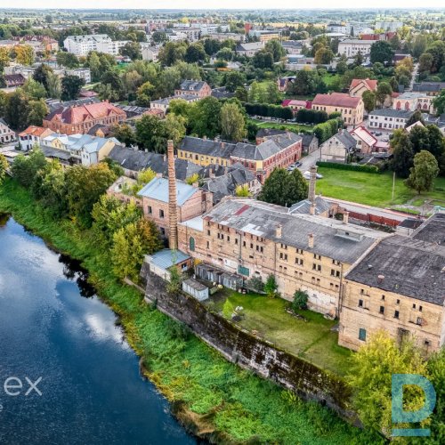 Vēsturiskajā Bauskas centrā pārdošanā alus darītavas deviņas ēkas uz 6428m² lielas zemes īpašuma, Mēmeles upītes pašā krastā