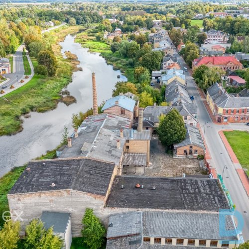 Vēsturiskajā Bauskas centrā pārdošanā alus darītavas deviņas ēkas uz 6428m² lielas zemes īpašuma, Mēmeles upītes pašā krastā