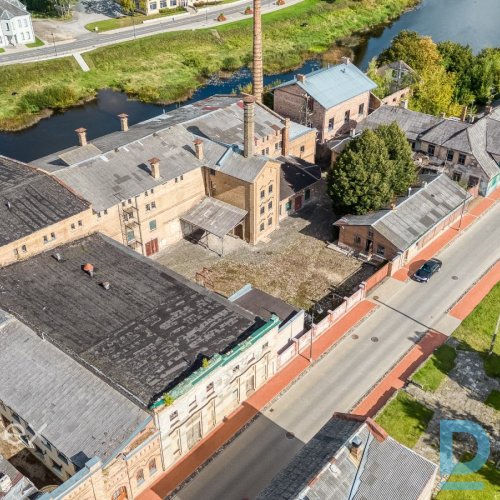 Vēsturiskajā Bauskas centrā pārdošanā alus darītavas deviņas ēkas uz 6428m² lielas zemes īpašuma, Mēmeles upītes pašā krastā