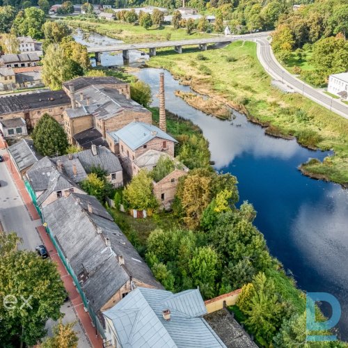 Vēsturiskajā Bauskas centrā pārdošanā alus darītavas deviņas ēkas uz 6428m² lielas zemes īpašuma, Mēmeles upītes pašā krastā