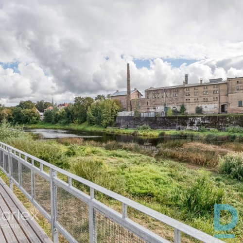 Vēsturiskajā Bauskas centrā pārdošanā alus darītavas deviņas ēkas uz 6428m² lielas zemes īpašuma, Mēmeles upītes pašā krastā