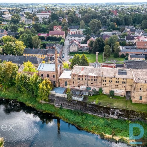 Vēsturiskajā Bauskas centrā pārdošanā alus darītavas deviņas ēkas uz 6428m² lielas zemes īpašuma, Mēmeles upītes pašā krastā