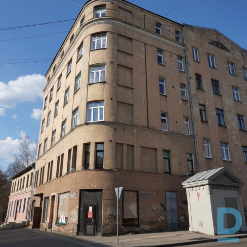 Pārdod 3 istabu dzīvokli mūra mājā Maskavas forštatē, Krasta masīvā, Maskavas ielā 163. 