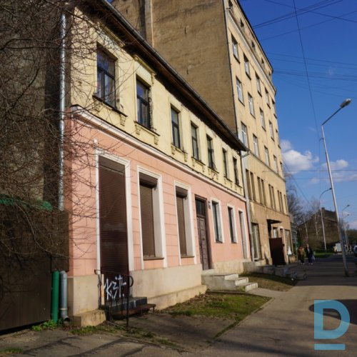 Pārdod 3 istabu dzīvokli mūra mājā Maskavas forštatē, Krasta masīvā, Maskavas ielā 163. 