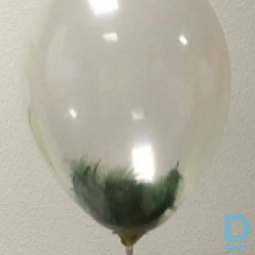 Caurspīdīgs lateksa balons ar spalvām, pildīts ar hēliju