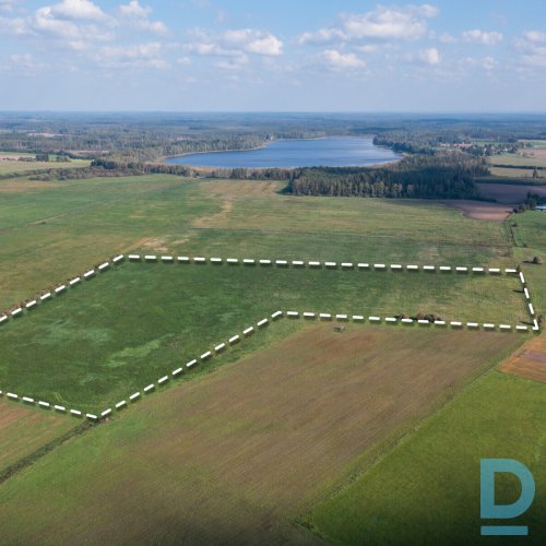 Bioloģiskā lauksaimniecības zeme 9.4 ha platībā netālu no Aģes ezera.   Īpašums 