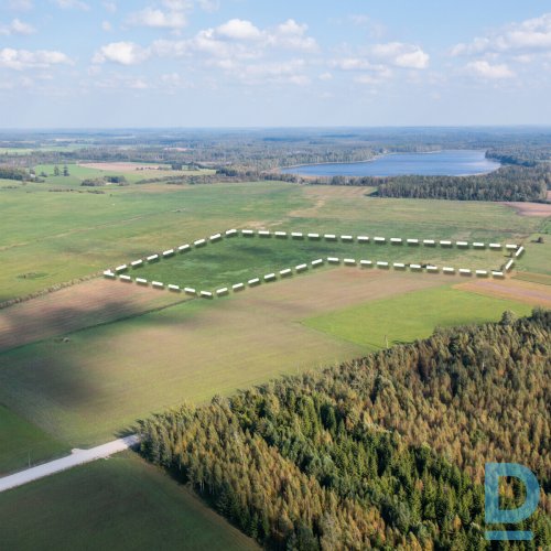 Bioloģiskā lauksaimniecības zeme 9.4 ha platībā netālu no Aģes ezera.   Īpašums 