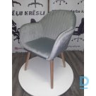 Серые бархатные стулья с подлокотниками