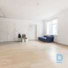 A sunny 4-room apartment is for sale in the historic house at the intersection of Skolas and Stabu streets, which was built in 1932 according to the project of engineer T