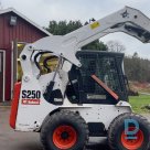 Bobcat S 250 with digging bucket