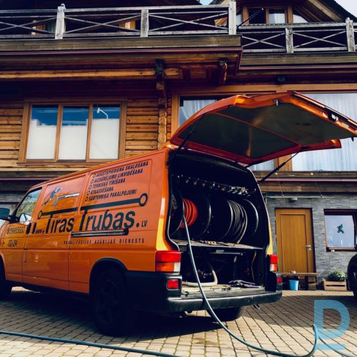 Kanalizācijas tīrīšana.