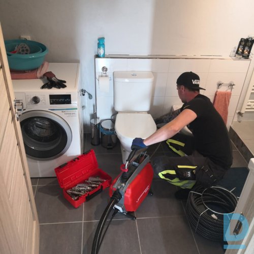 Kanalizācijas tīrīšana.