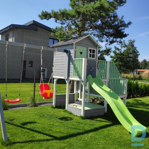 Koka spēļu namiņš bērniem “Kārīte” + šūpoļu D modulis Koka spēļu namiņš bērniem “Kārīte” + šūpoļu D modulis