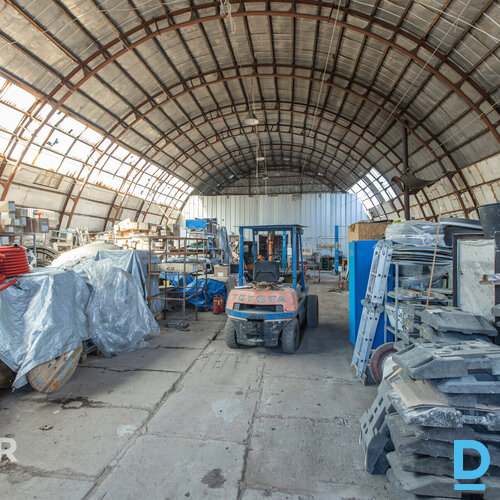 Pārdošanā divi angāri ar 4647 m² zemes gabalu stratēģiski izdevīgā vietā Ulbrokā