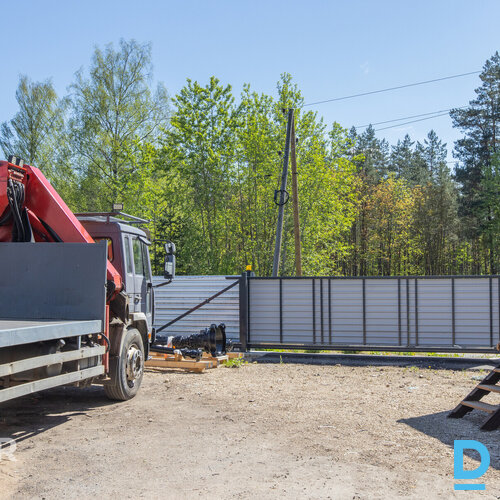 Pārdošanā divi angāri ar 4647 m² zemes gabalu stratēģiski izdevīgā vietā Ulbrokā